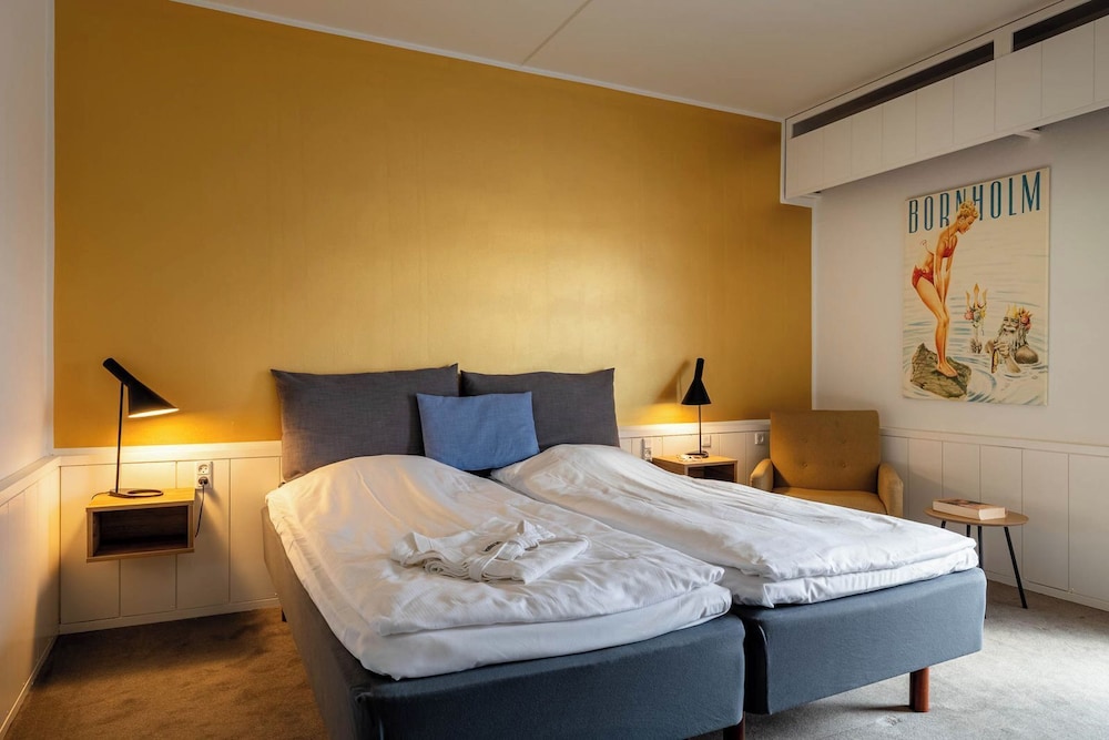 Basic, Twin Beds