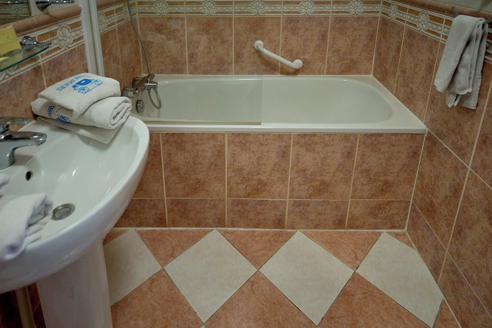 HOTEL LE PLAT D'ETAIN 38/39