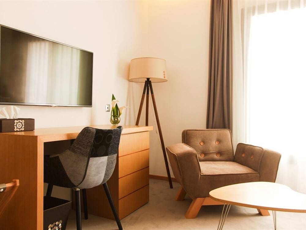 Smarts Hotel 46/58