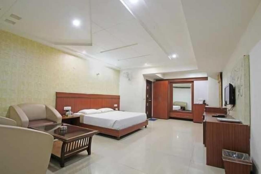 OYO Premium Bhai Bala Chowk 15/48