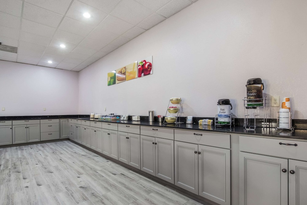 Quality Inn Grayville, IL 28/35