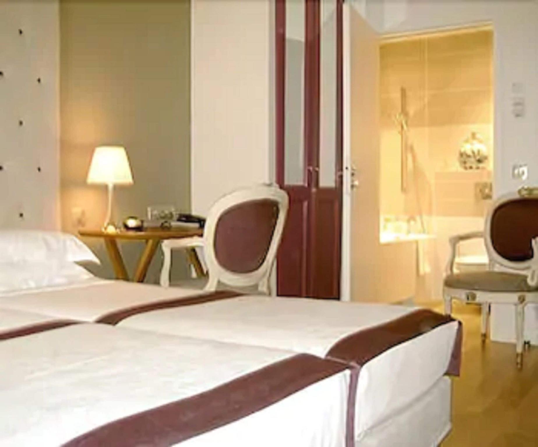 Comfort, 1 Queen and 1 Single Bed
