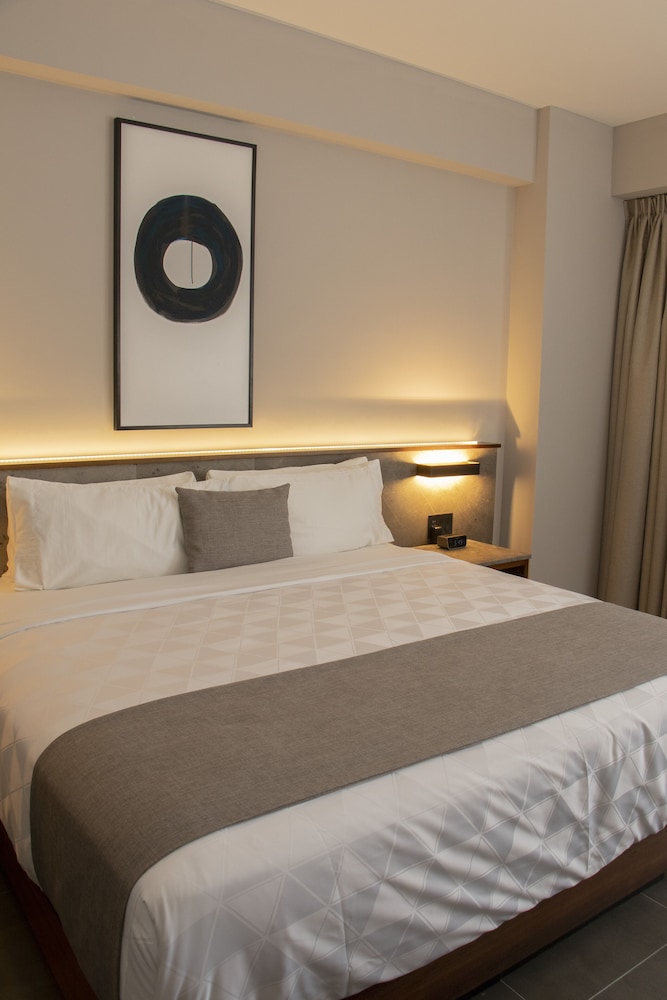 DELUXE, KING BED, CITY VIEW