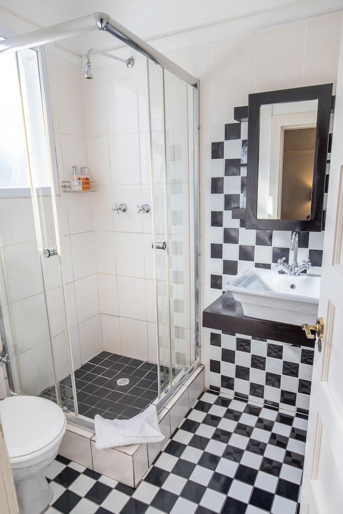 Montagu Country Hotel 33/89