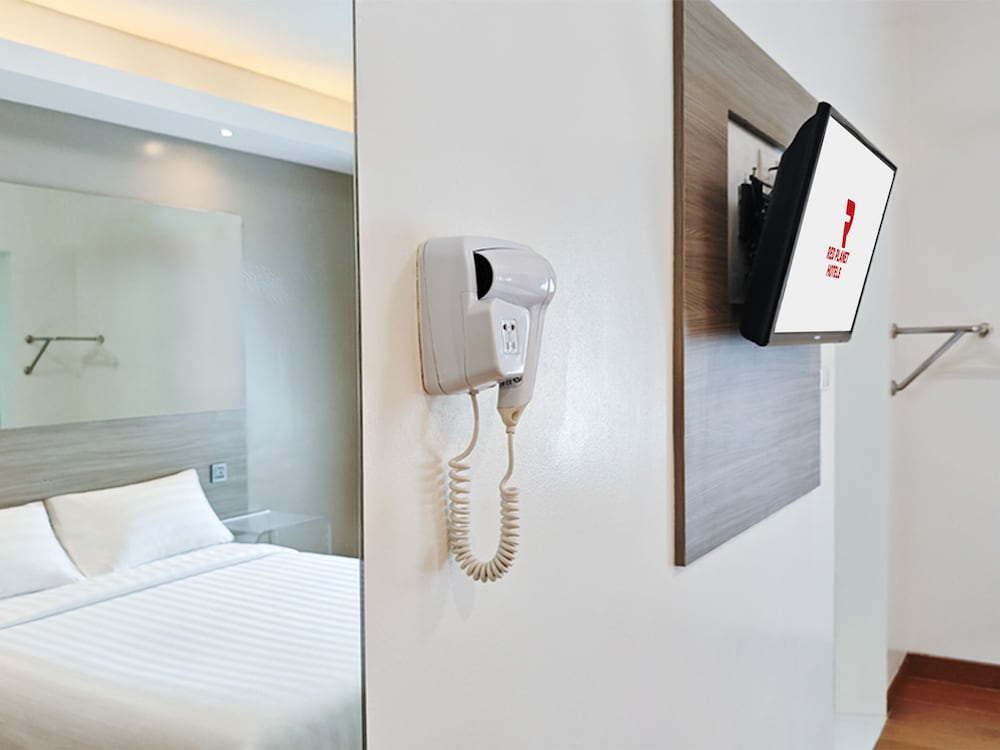 City, Queen Bed، Red Planet Cebu 5/9