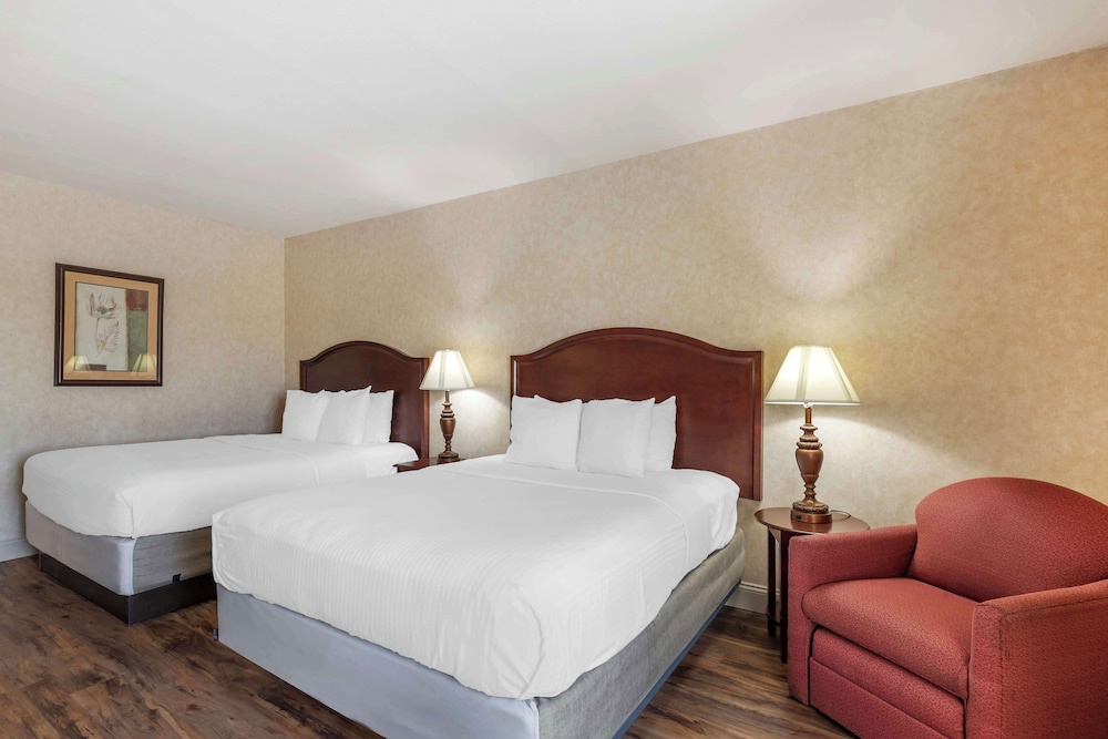 غرفة قياسية بسريرين كوين بإطلالة على المسبح، Best Western Plus Steeplegate Inn 2/3