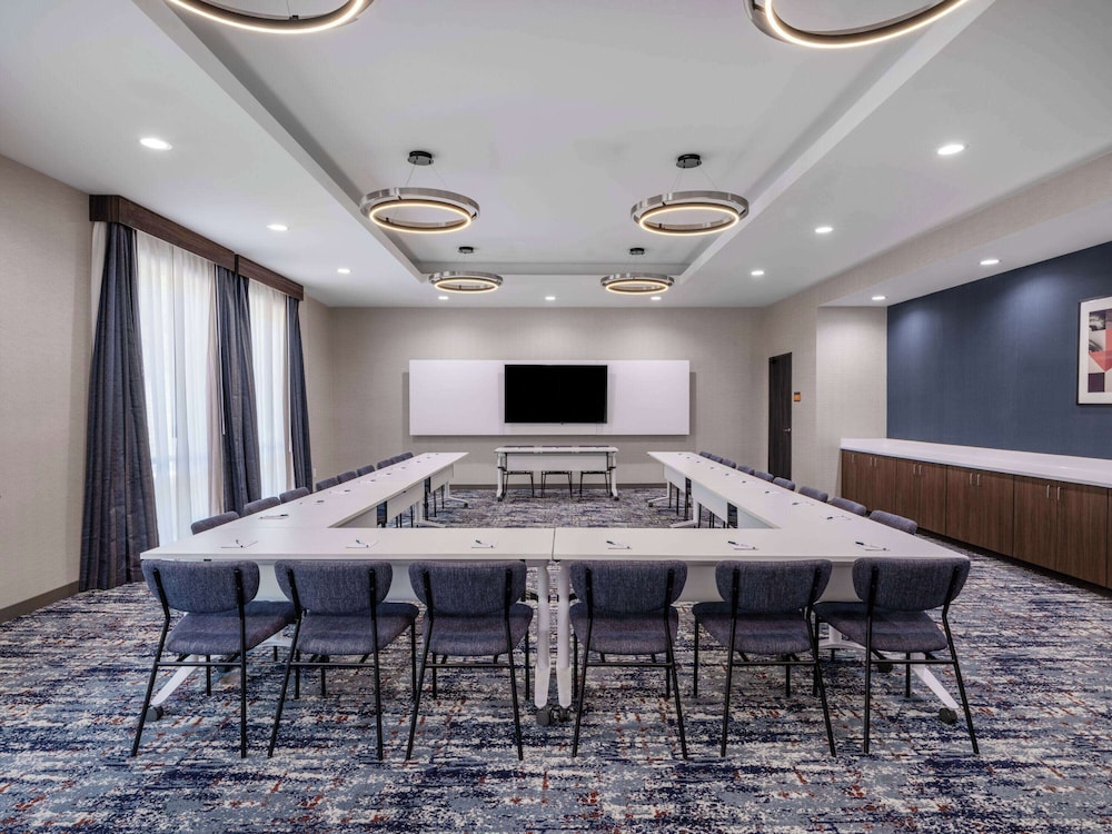 La Quinta Inn and Suites by Wyndham Chelsea 24/35
