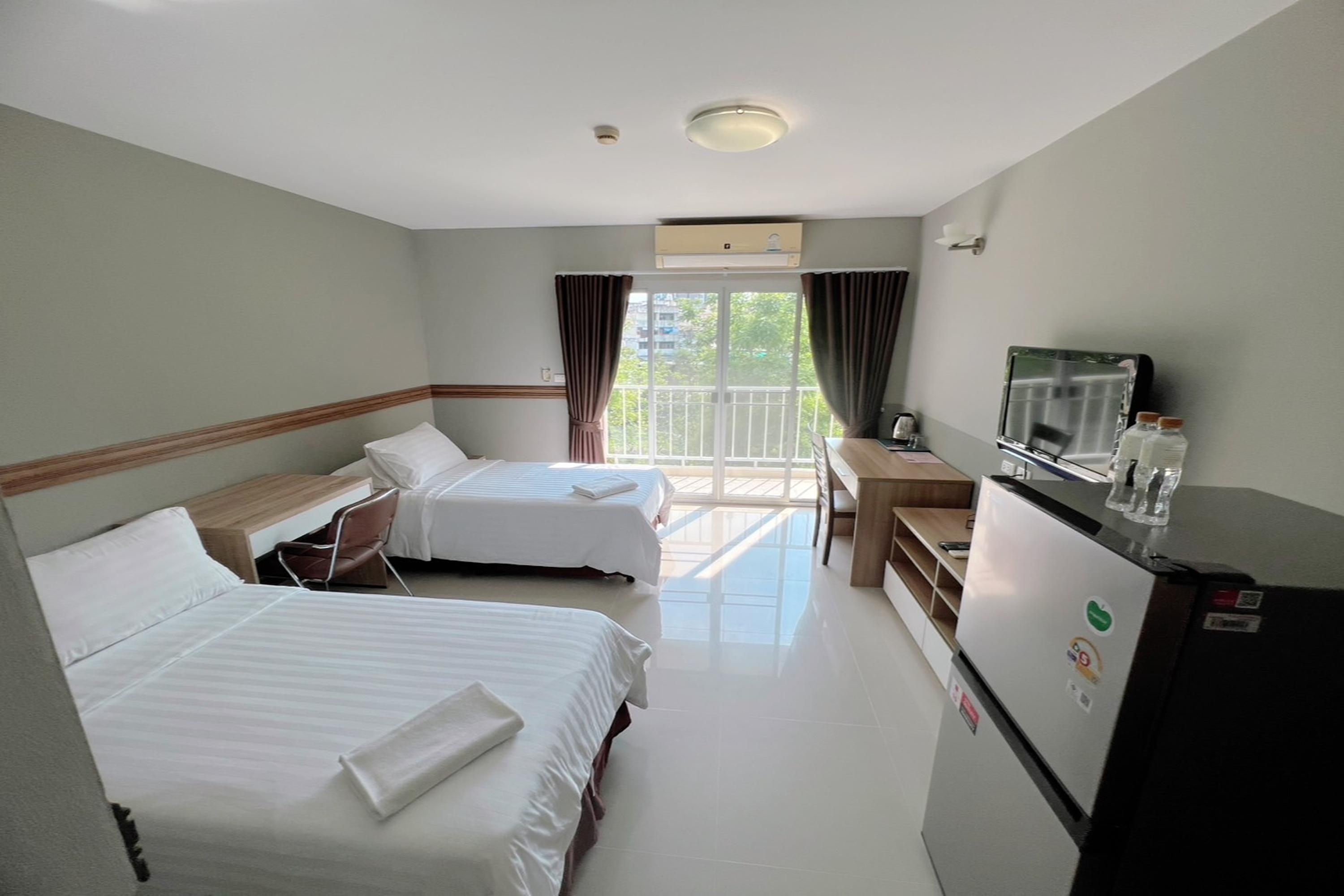 STUDIO, TWIN BEDS