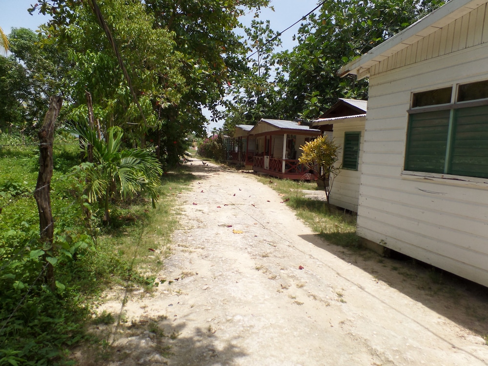 Beach Road Cottages At Jah Bs 25/29