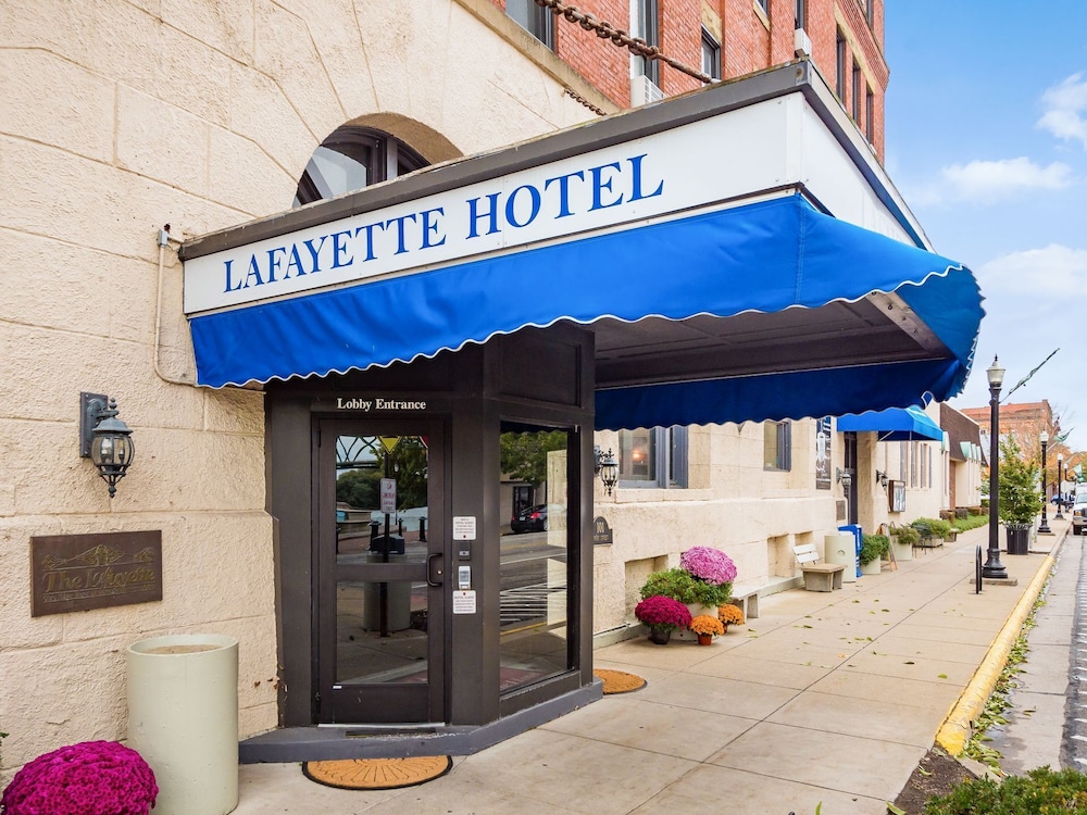 The Lafayette A grand Riverboat Era Hotel 4/77