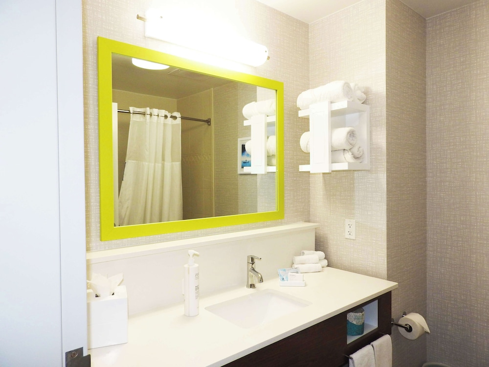 Room, King Bed, Sofa, Hampton Inn And Suites Flowery Branch 2/2
