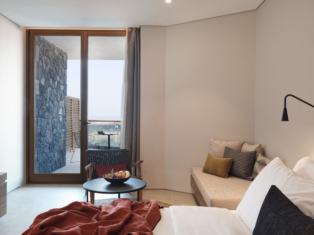 غرفة بسرير كينج بإطلالة على البحر، Magma Resort Santorini in of the Unbound Collection by Hyatt 4/7