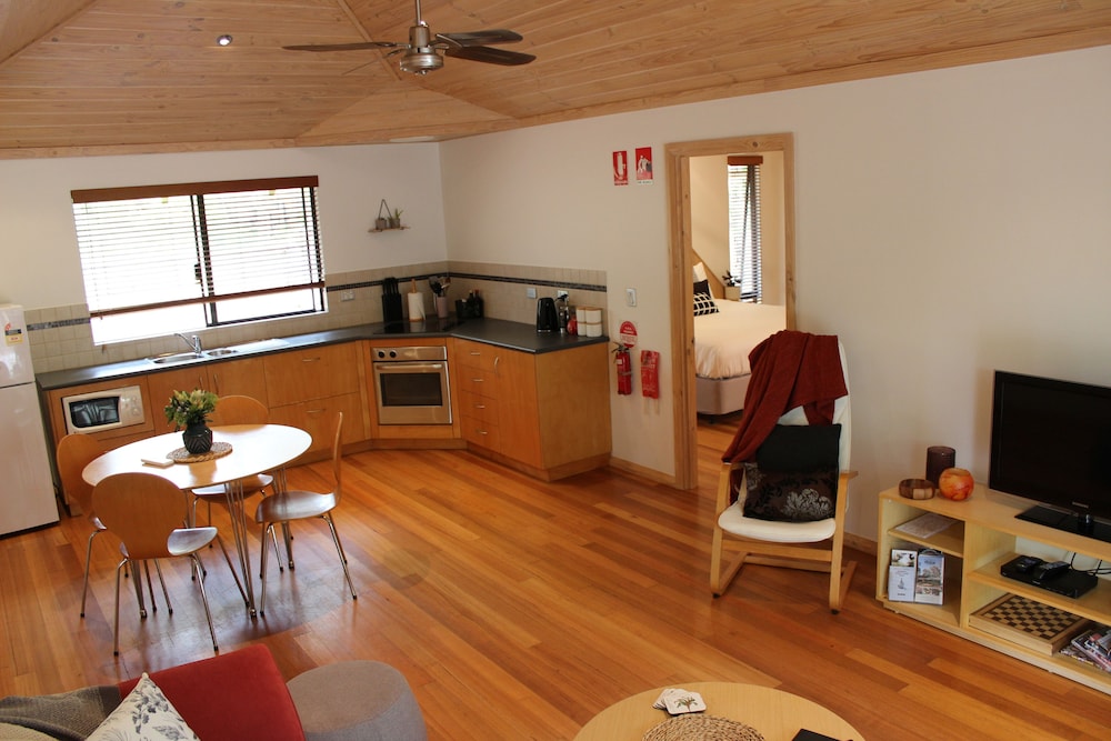 ELLENSBROOK COTTAGES 24/47
