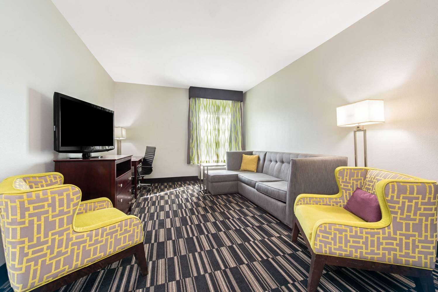 La Quinta Inn & Suites by Wyndham Bridge City 24/44
