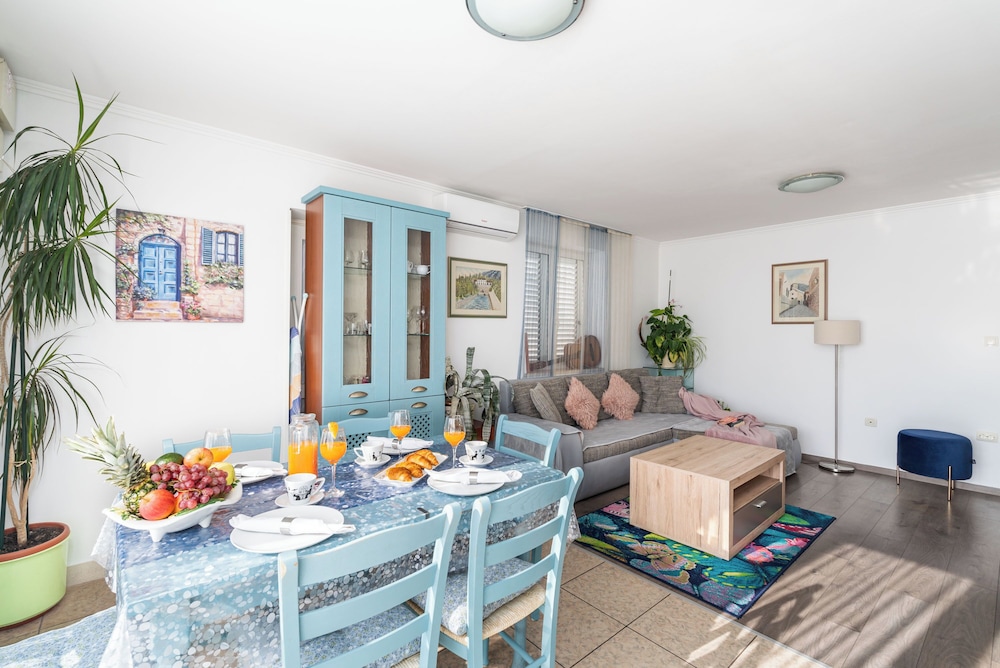 Apartments Lora 27/50