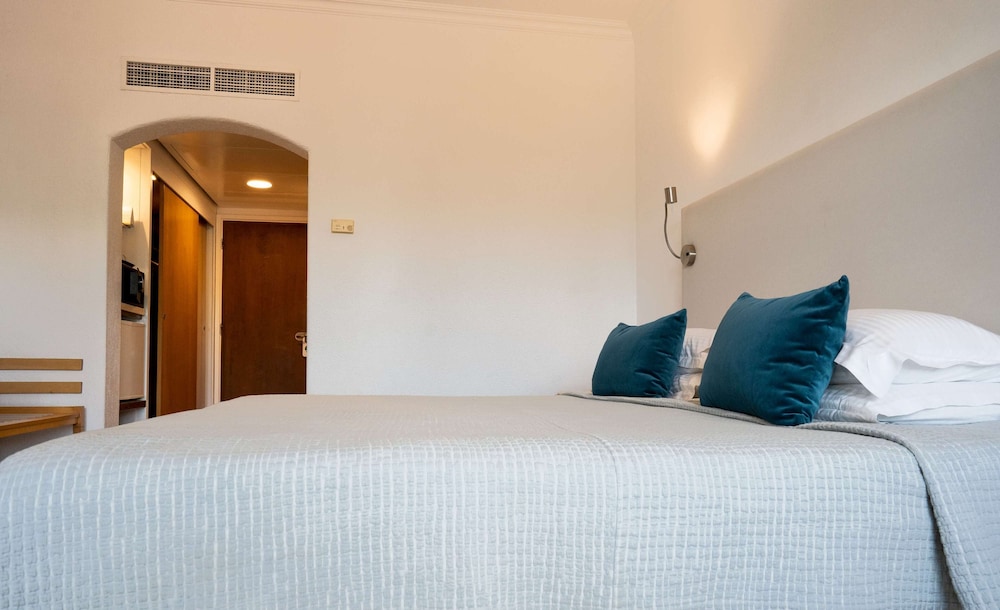 Coral Beach Hotel and Resort 30/95