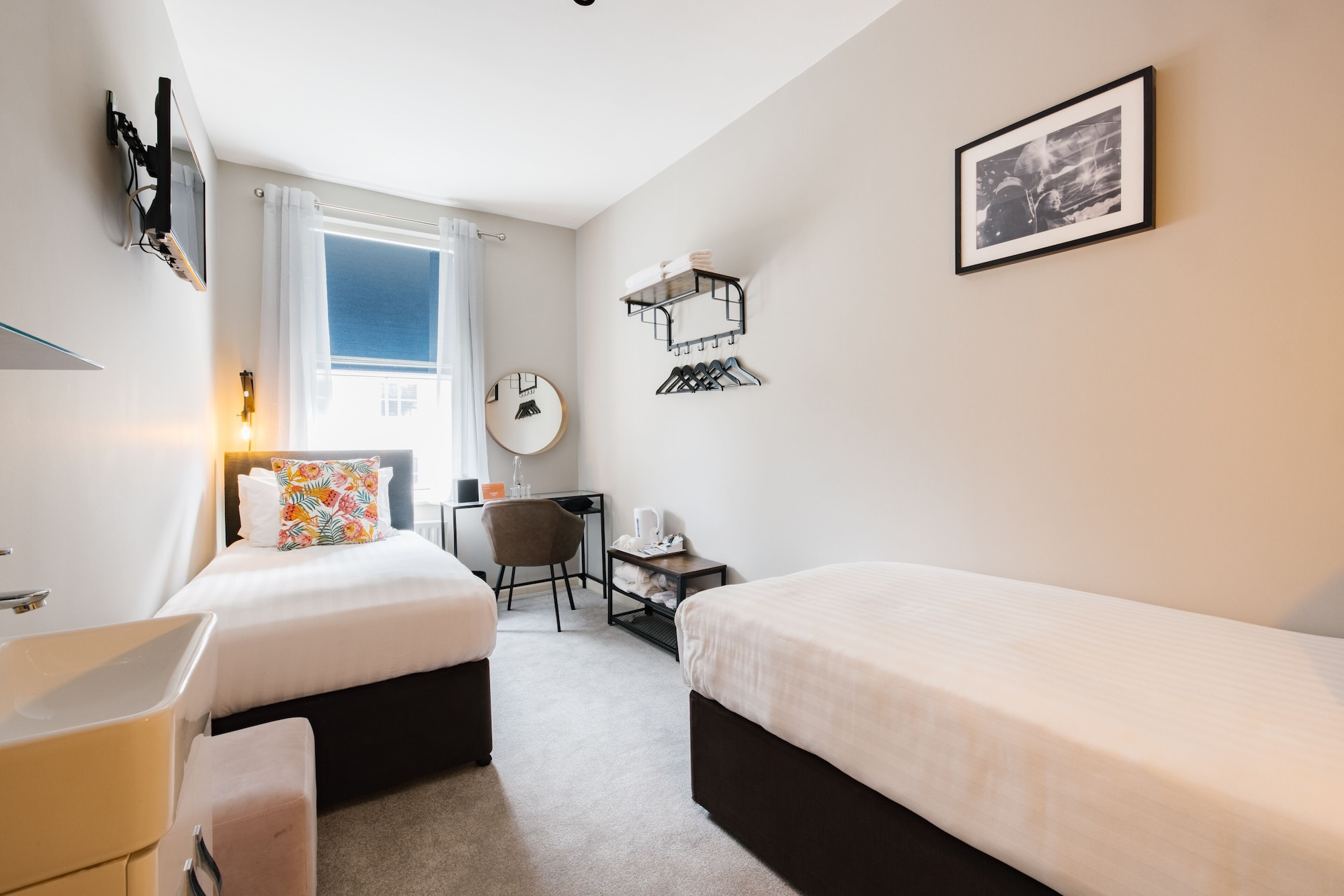 BASIC, TWIN BEDS, SHARED BATHROOM