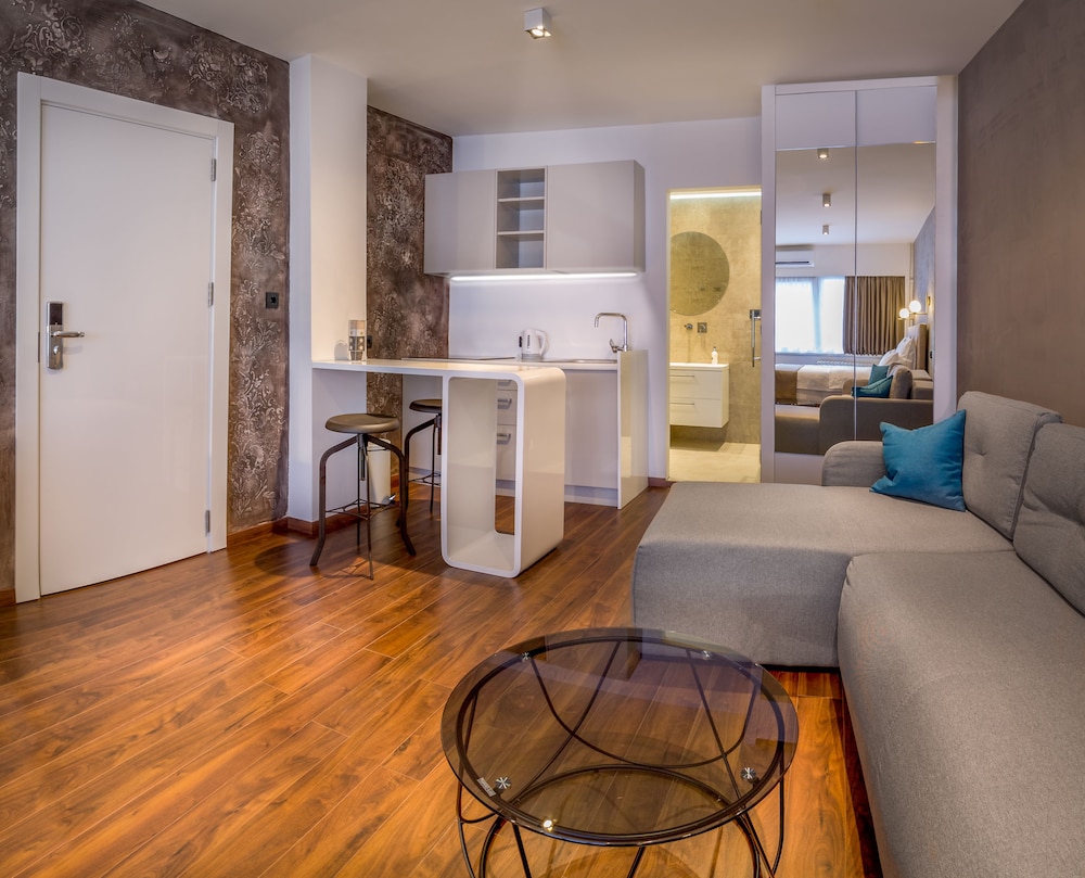 Level Luxury Suites 35/55