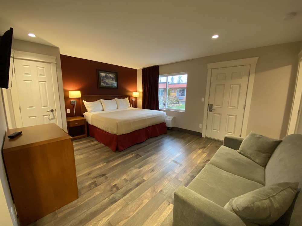 Sahara Courtyard Inn 8/70