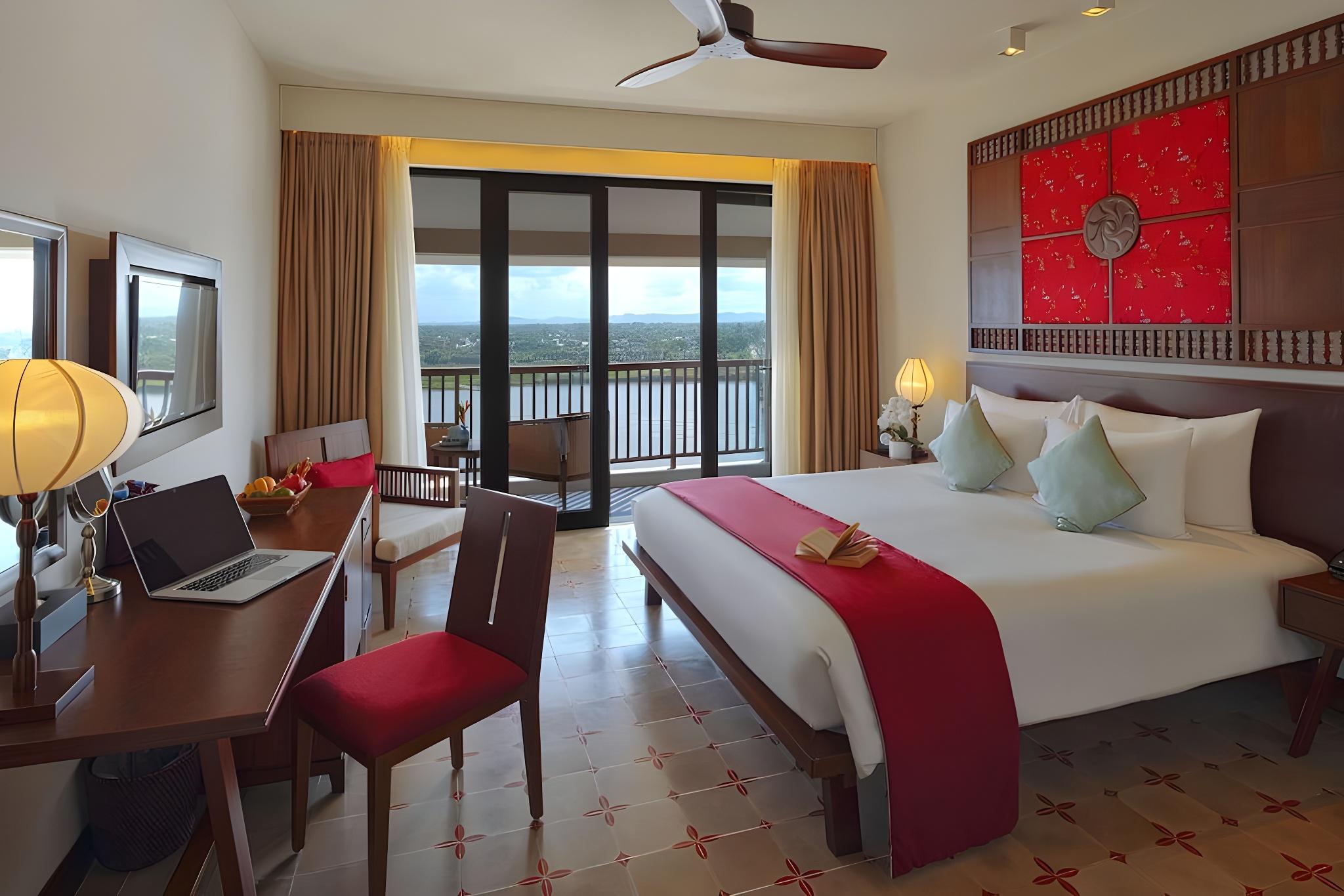 Grand, Double Bed, Pool and River View