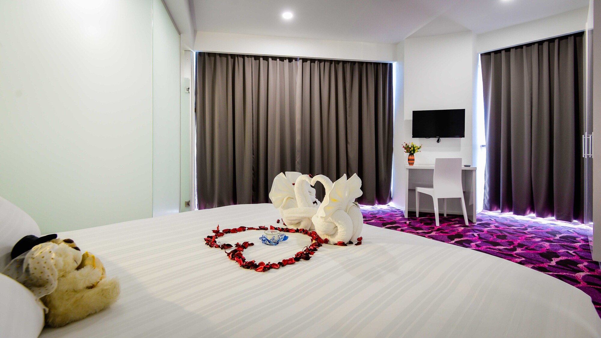 EXECUTIVE, SUITE, KING BED