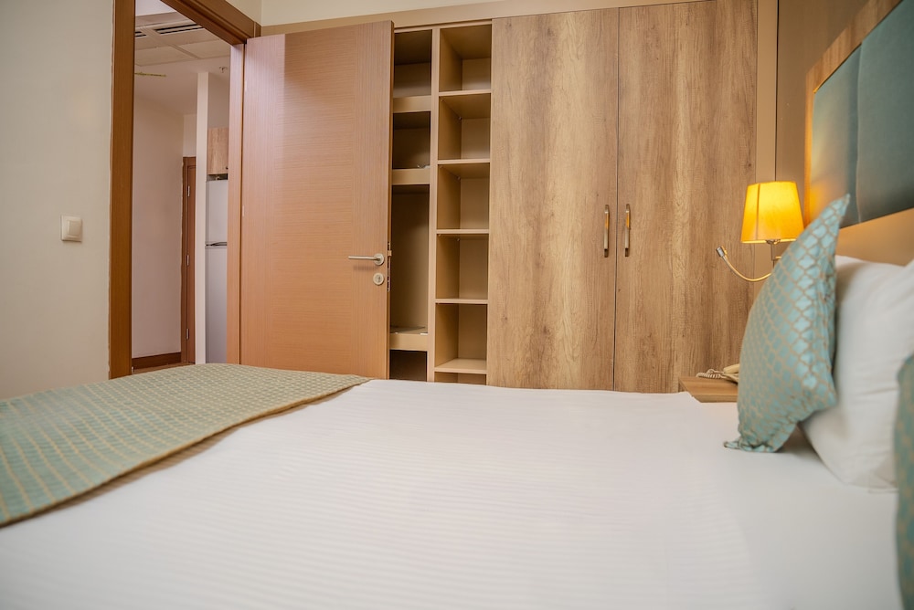 غرفة متصلة بسريرين منفصلين مع أريكة، Mari Suites Hotel 9/10