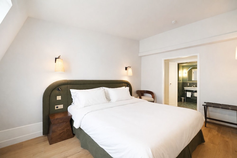 DELUXE, DOUBLE BED