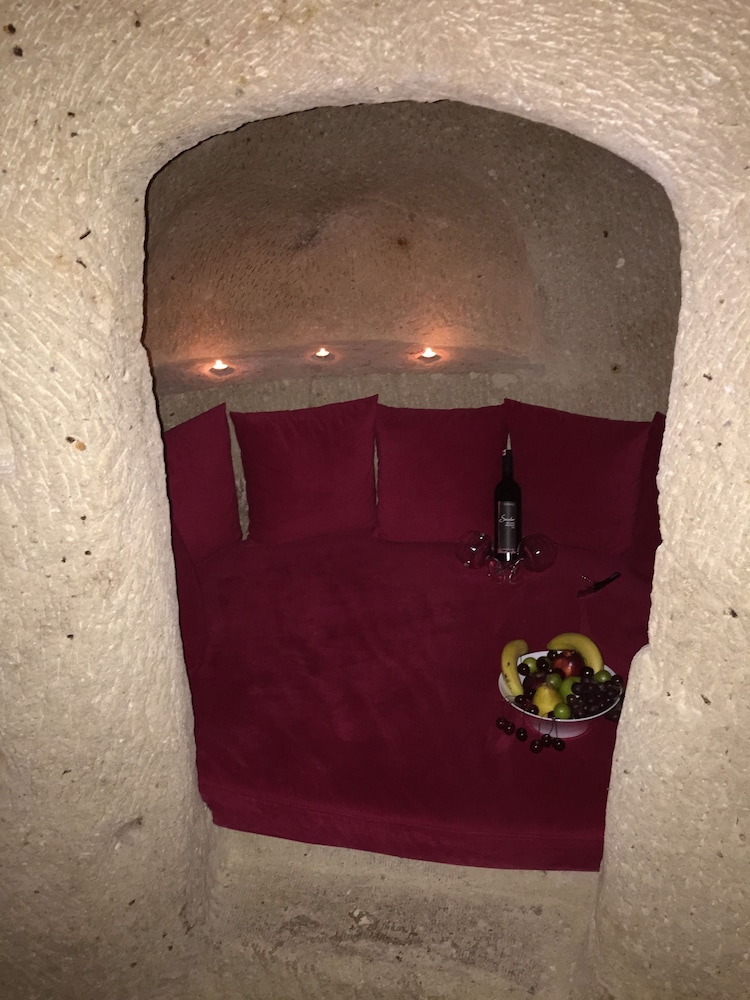 Helios Cave Hotel 8/50