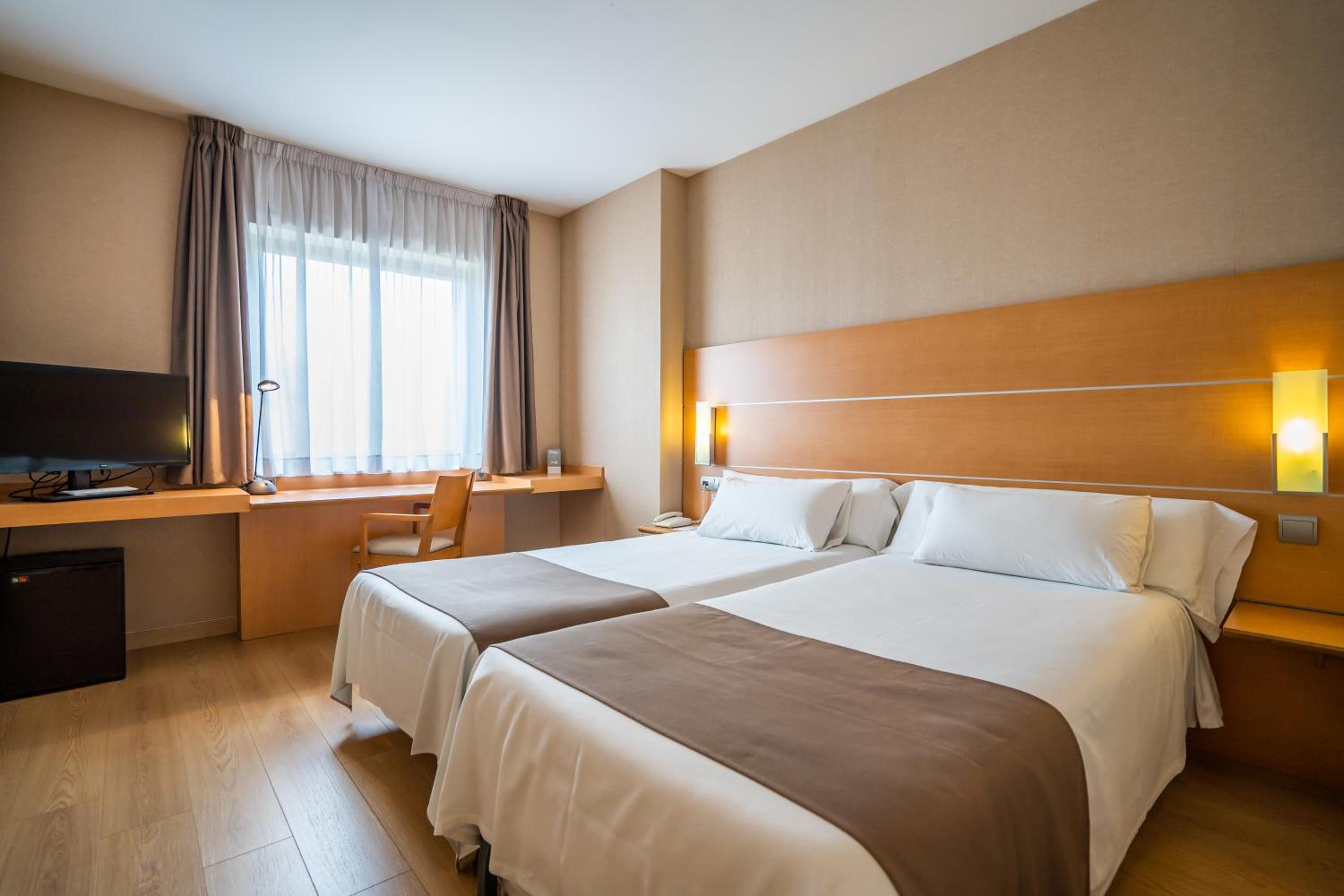 ROOM, DOUBLE OR TWIN BED