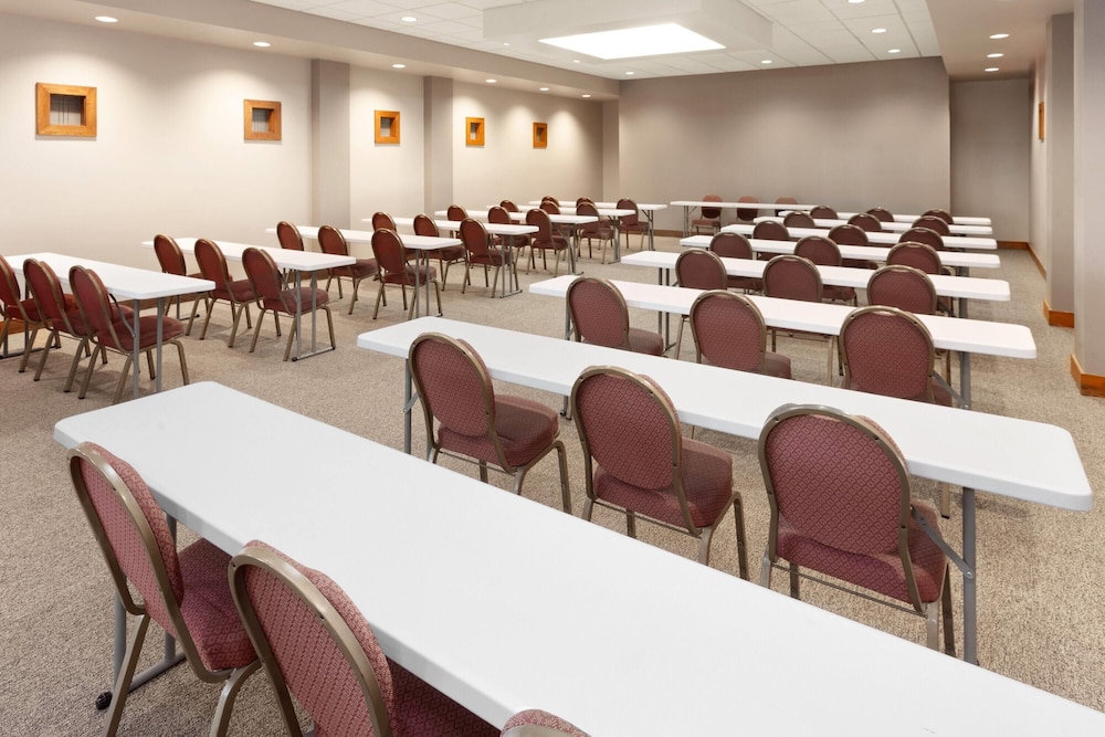 Ramada by Wyndham Milwaukee 23/29