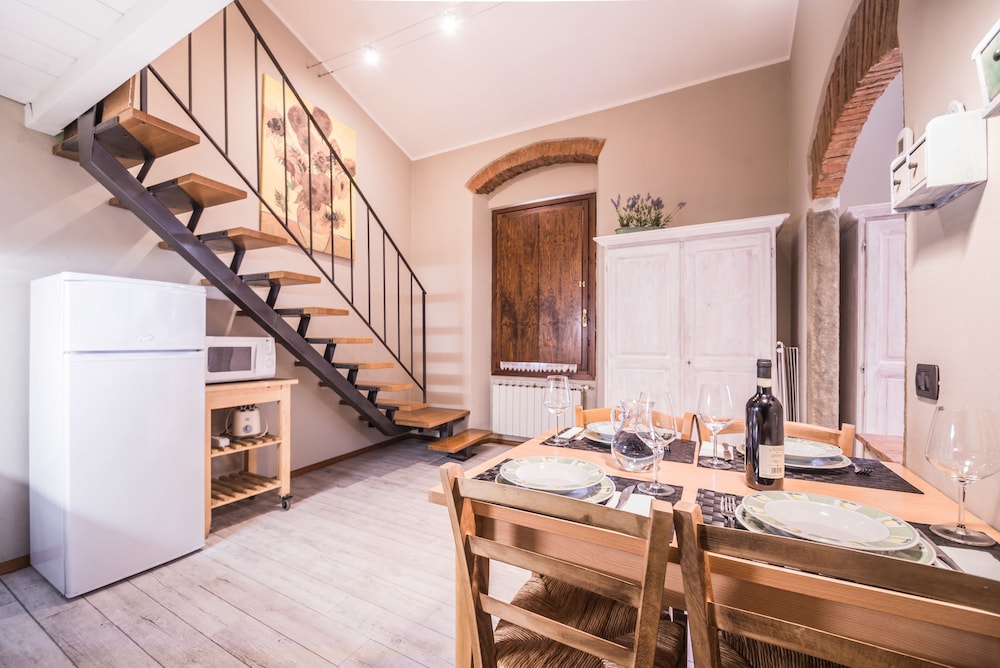 A Few Steps to The Duomo Upscale 2BD Apt 10/24