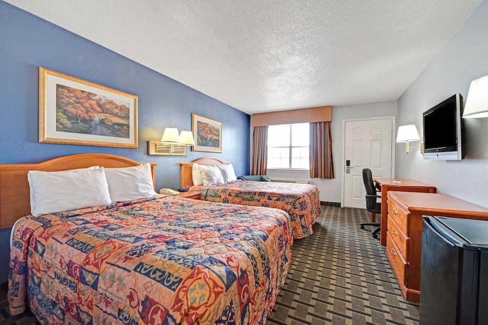 room, 2 double beds, accessible