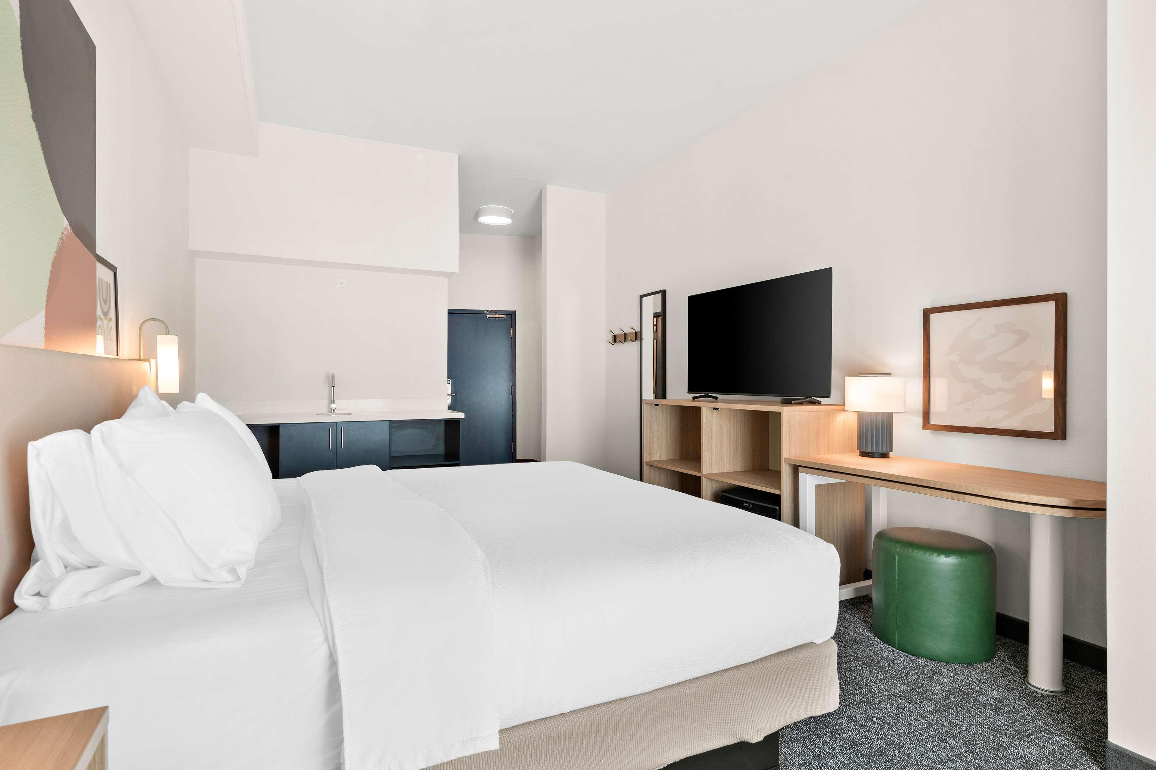 Suite, King Bed, Accessible