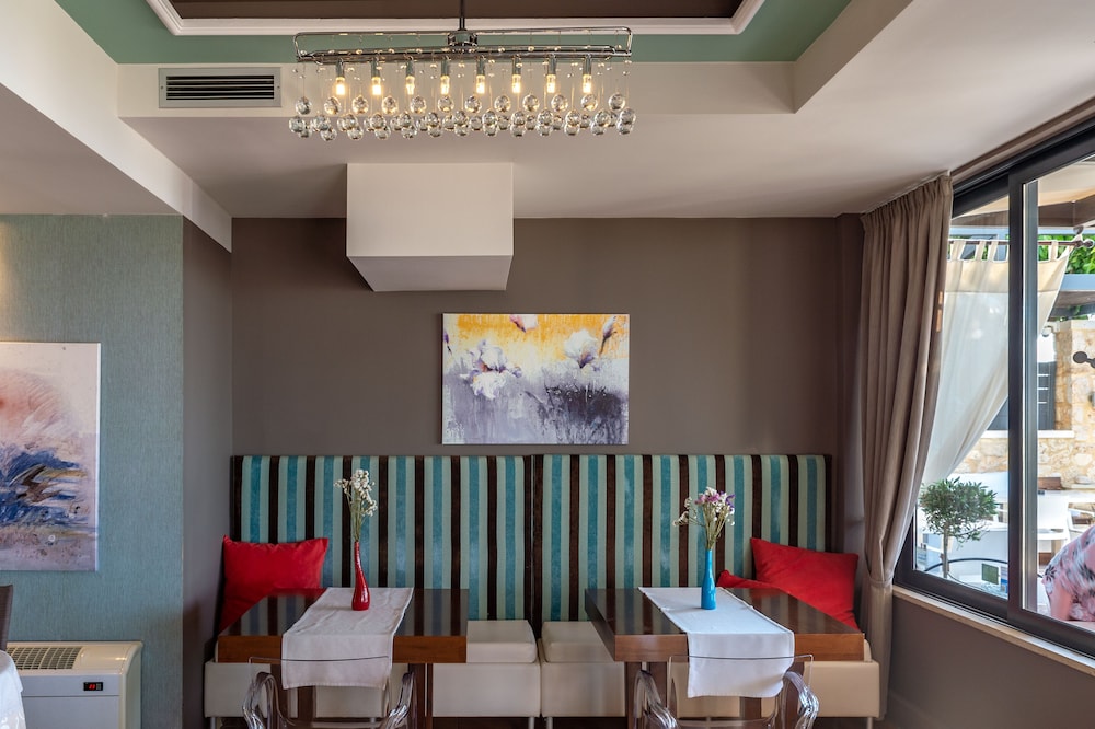 Alexis Hotel 78/87