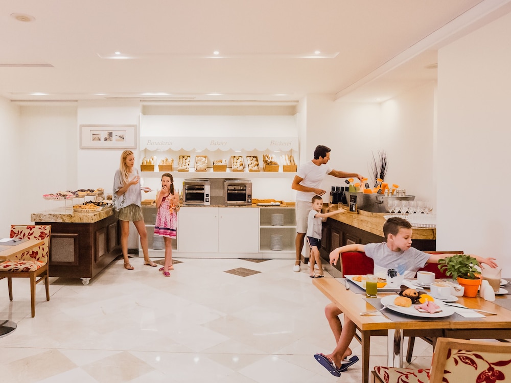 restaurant cafeteria