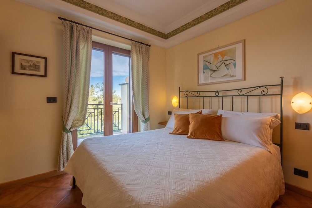 SUPERIOR, APARTMENT, QUEEN BED, SOFA