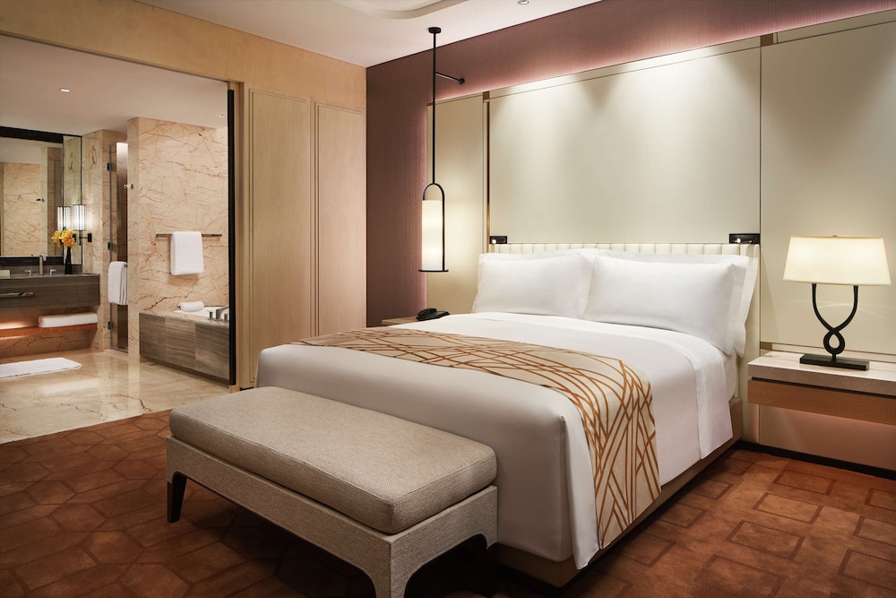 COURTYARD, SUITE, KING BED