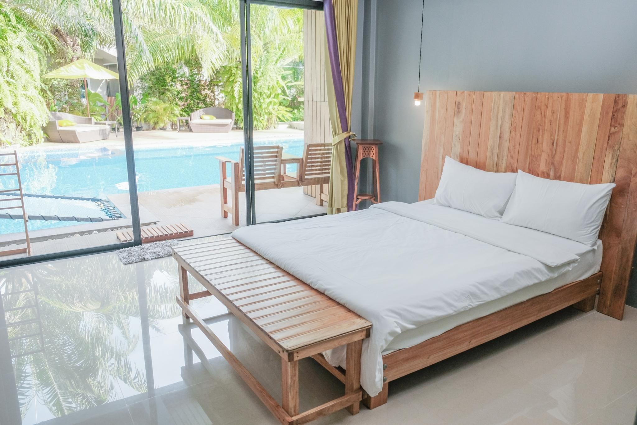 Suite, Pool Access