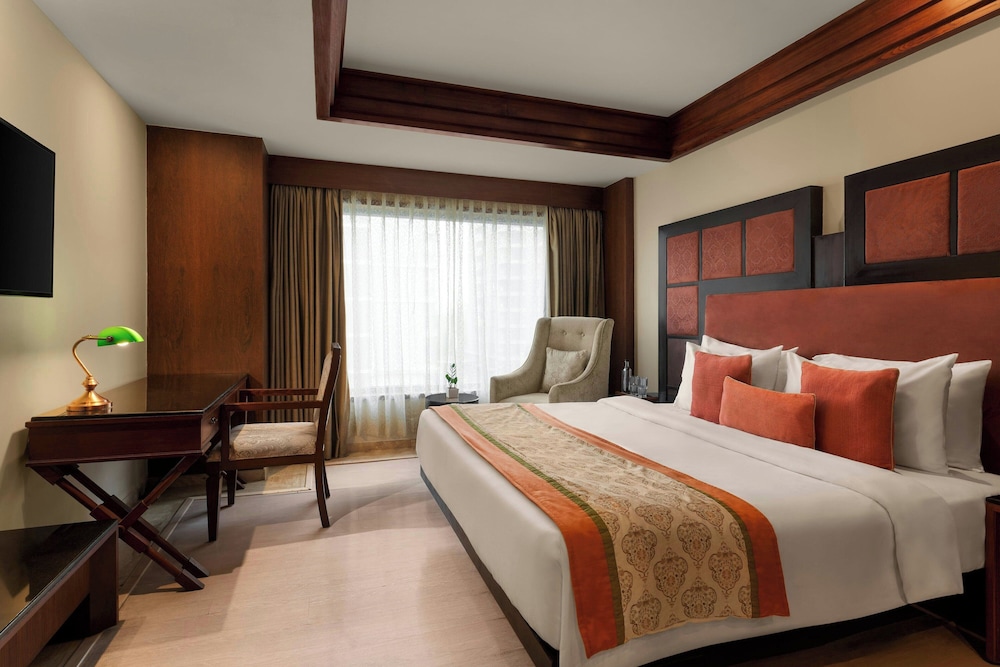 SUITE, KING BED, CITY VIEW