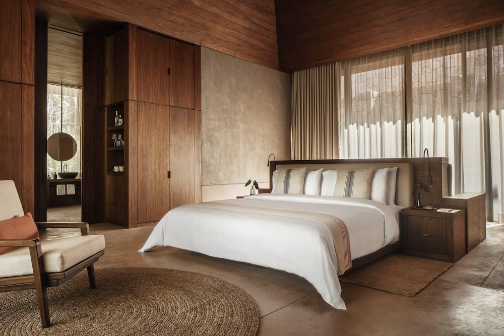 Pacific, Villa, 1 King and 2 Queen Beds