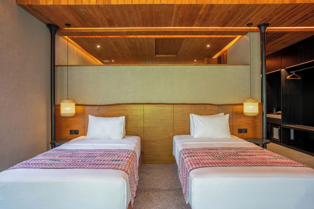 SUITE, TWIN BEDS, POOL ACCESS