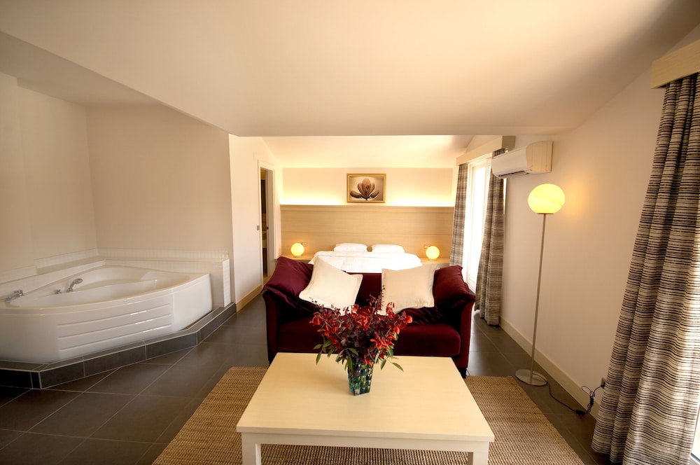 DELUXE, DOUBLE BED