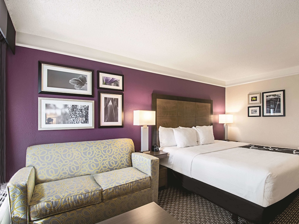 La Quinta Inn & Suites by Wyndham Cincinnati Sharonville 10/45