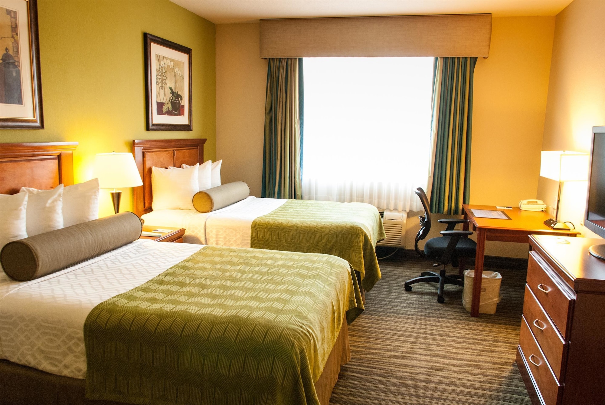 SUITE, 2 DOUBLE BEDS, KITCHENETTE