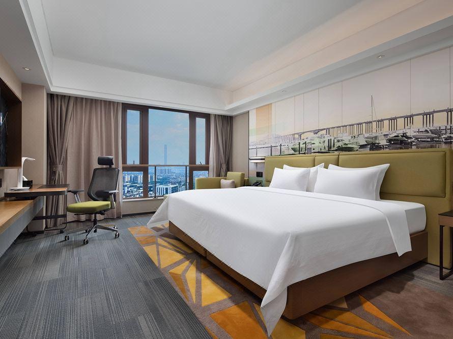 Hollywood, King Bed, Queen Bed