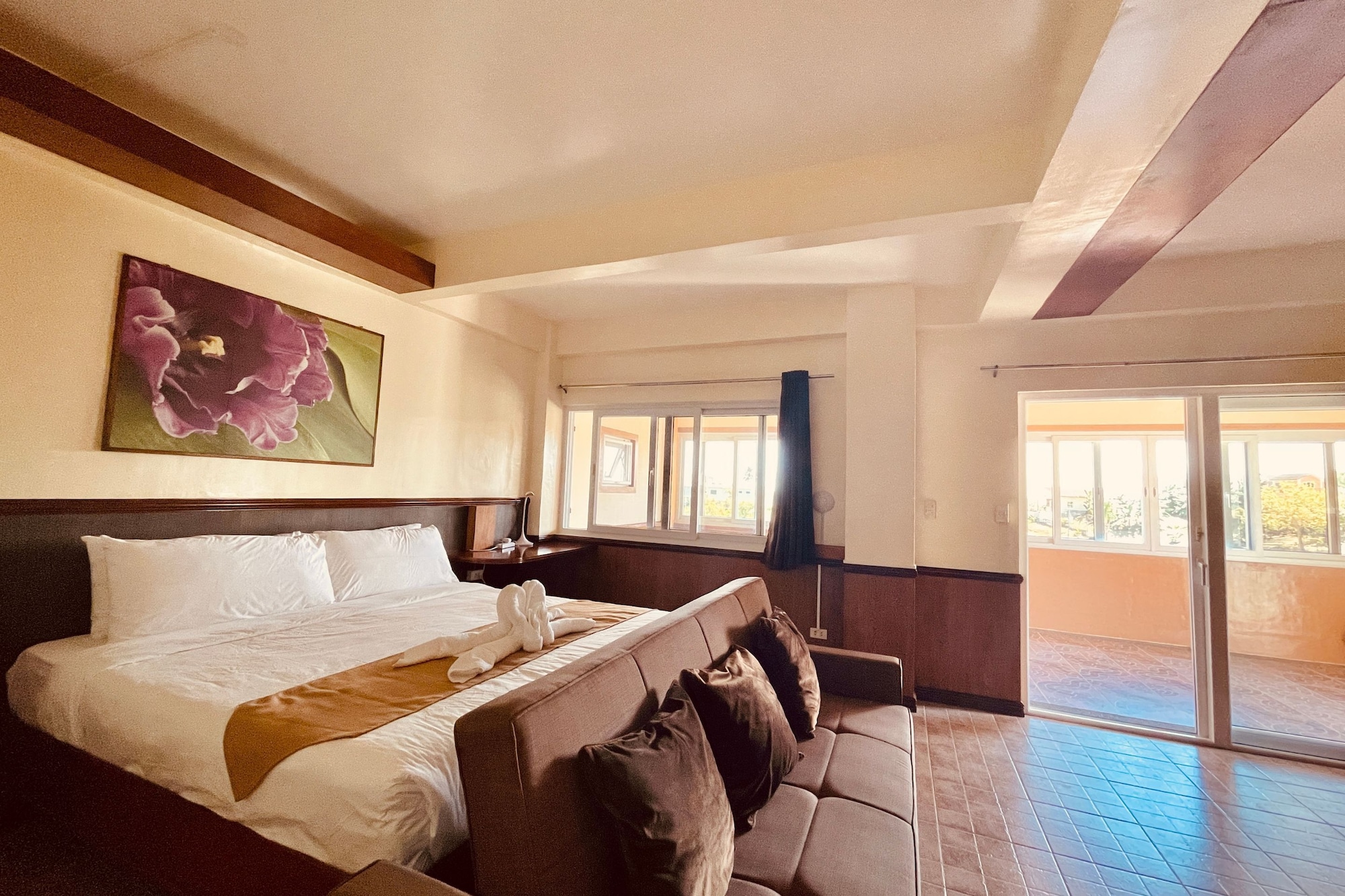 DELUXE, KING BED