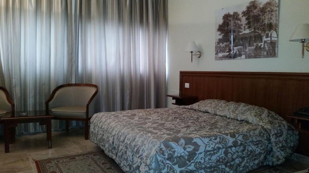 ROOM, DOUBLE OR TWIN BED