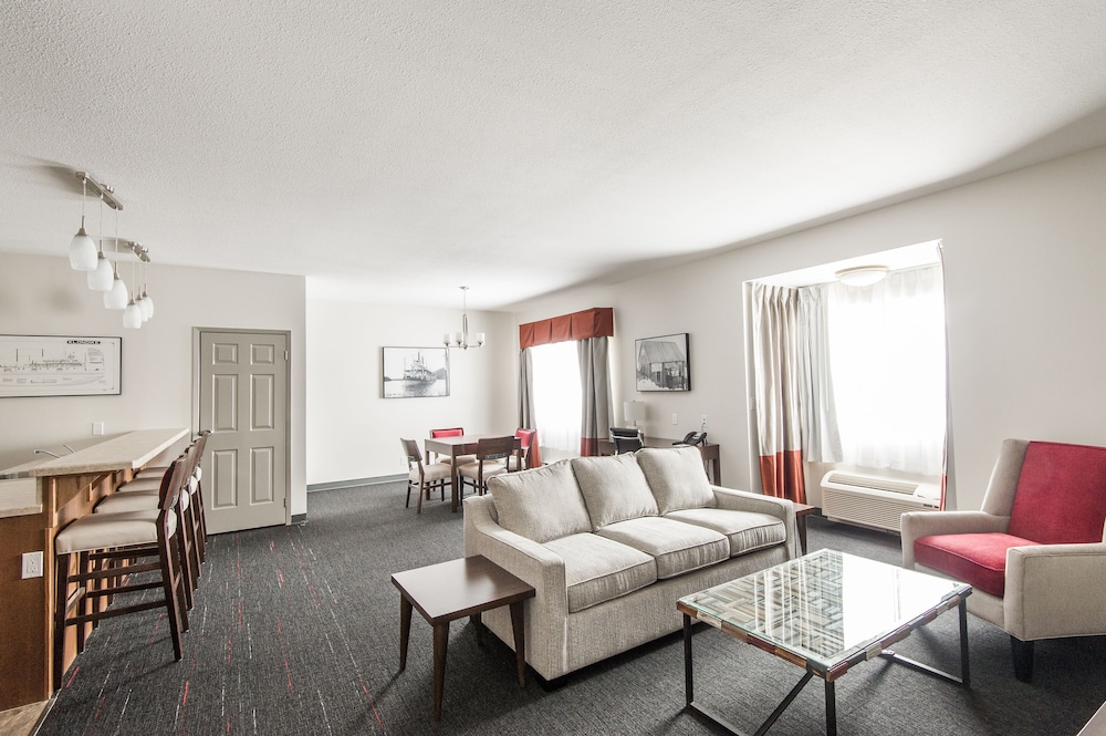 Edgewater Hotel 33/66