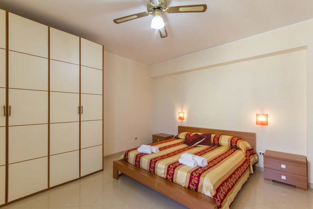 3 BEDROOMS, APARTMENT, KITCHEN