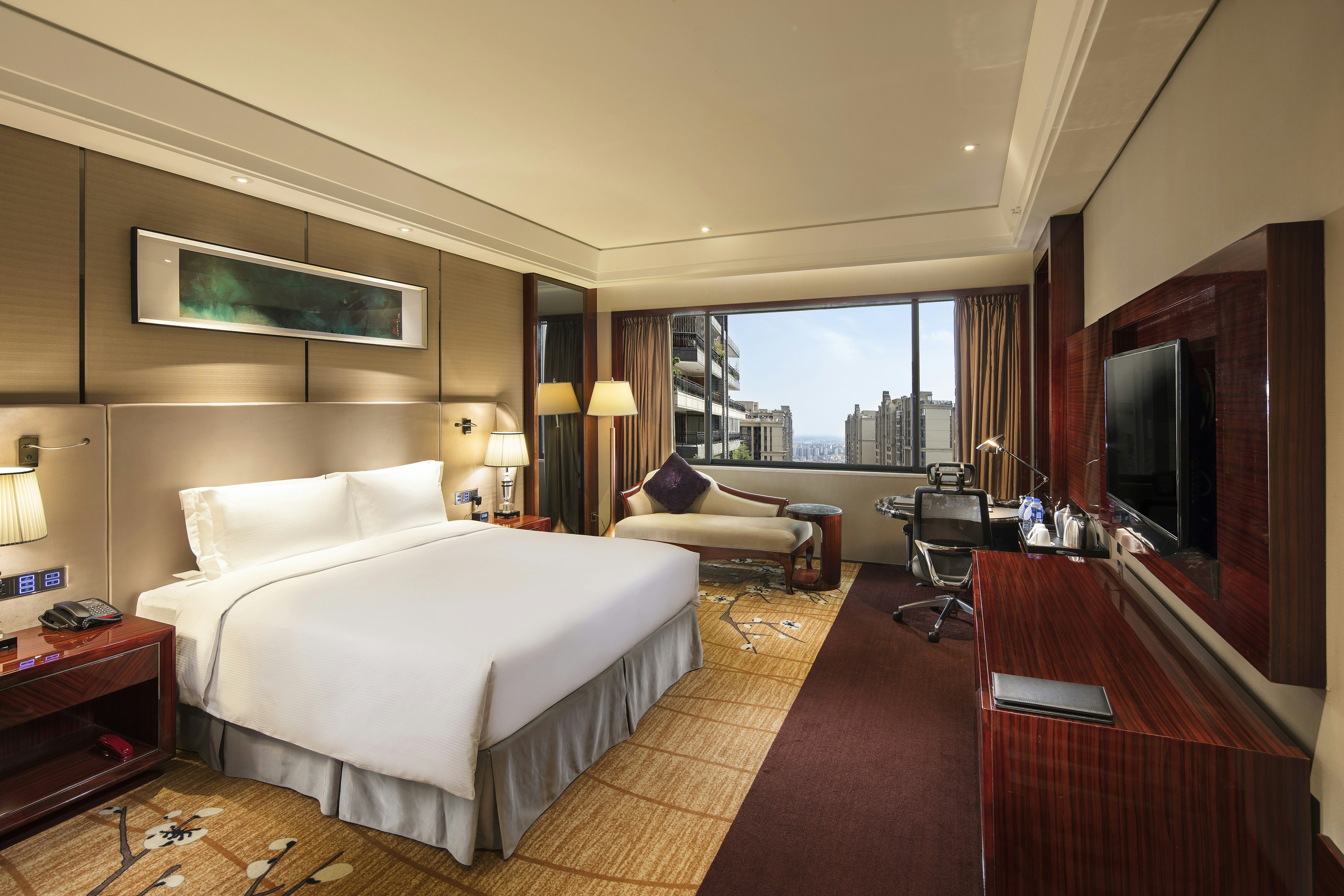 GUEST ROOM, KING BED, ACCESSIBLE